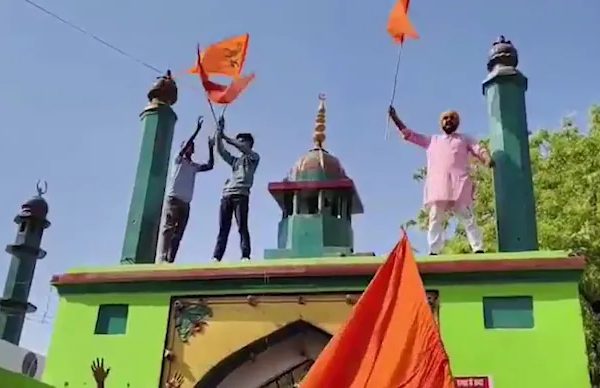 men-saffron-flags-prayagraj
